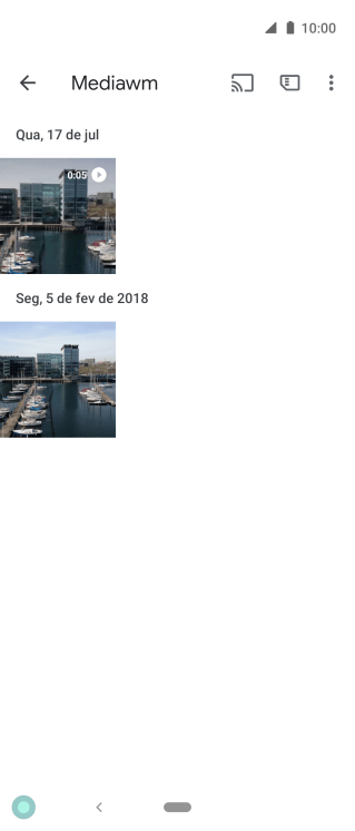 Pressione qualquer foto ou vídeo, e continue pressionando por um instante. Pressione qualquer foto ou vídeo, e continue pressionando por um instante.