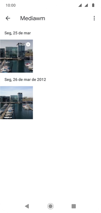 Pressione qualquer foto ou vídeo, e continue pressionando por um instante. Pressione qualquer foto ou vídeo, e continue pressionando por um instante.
