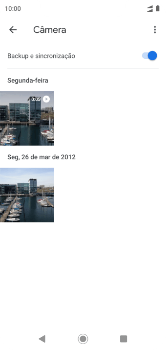 Pressione qualquer foto ou vídeo, e continue pressionando por um instante. Pressione qualquer foto ou vídeo, e continue pressionando por um instante.