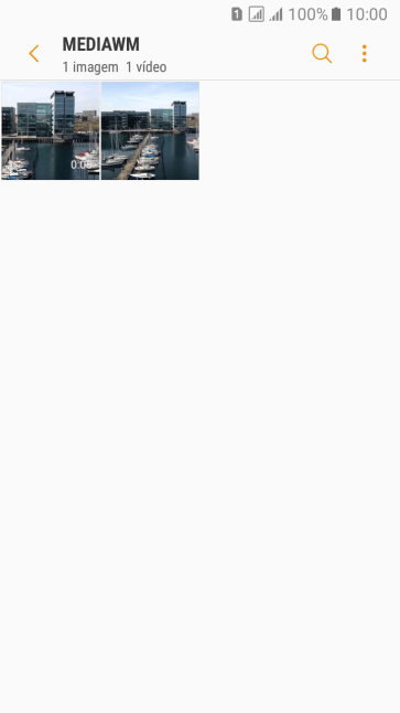 Pressione a foto ou o vídeo desejado, e continue pressionando por um instante. Pressione a foto ou o vídeo desejado, e continue pressionando por um instante.