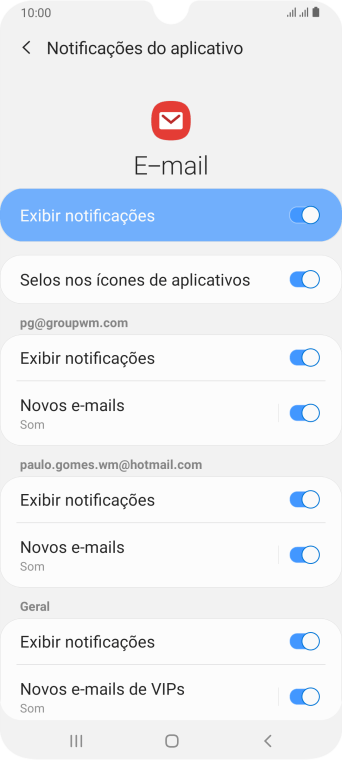 Pressione o indicador ao lado de “Exibir notificações” abaixo da conta de e-mail desejada para ativar ou desativar a função. Pressione o indicador ao lado de “Exibir notificações” abaixo da conta de e-mail desejada para ativar ou desativar a função.