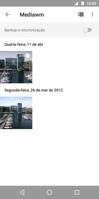 Pressione qualquer foto ou vídeo, e continue pressionando por um instante. Pressione qualquer foto ou vídeo, e continue pressionando por um instante.