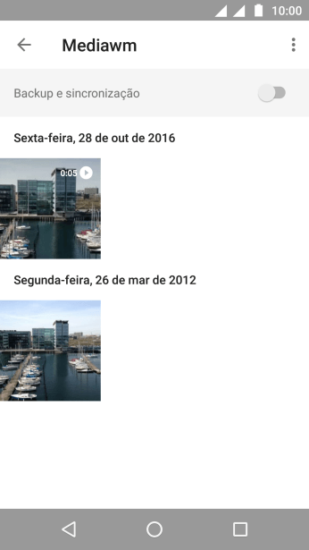 Pressione qualquer foto ou vídeo, e continue pressionando por um instante. Pressione qualquer foto ou vídeo, e continue pressionando por um instante.