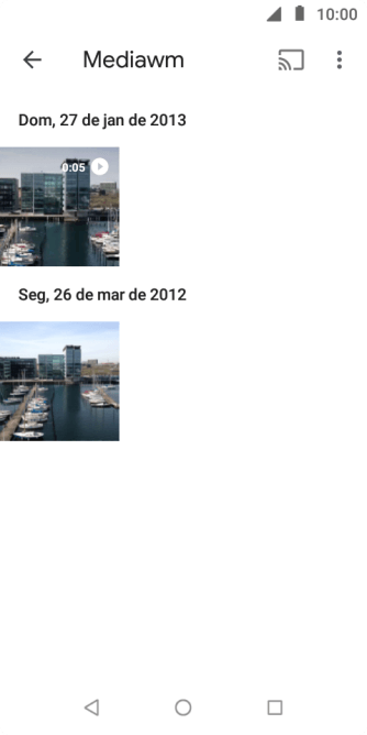 Pressione qualquer foto ou vídeo, e continue pressionando por um instante. Pressione qualquer foto ou vídeo, e continue pressionando por um instante.
