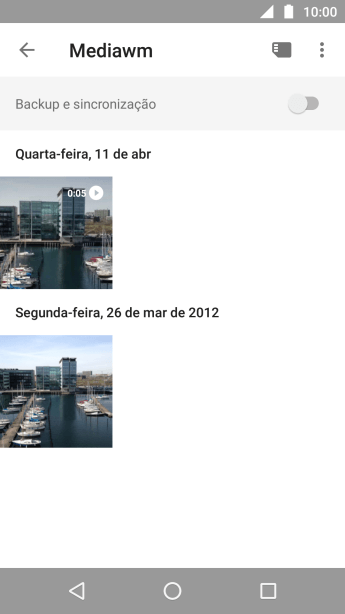 Pressione qualquer foto ou vídeo, e continue pressionando por um instante. Pressione qualquer foto ou vídeo, e continue pressionando por um instante.