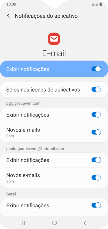 Pressione o indicador ao lado de “Exibir notificações” abaixo da conta de e-mail desejada para ativar ou desativar a função. Pressione o indicador ao lado de “Exibir notificações” abaixo da conta de e-mail desejada para ativar ou desativar a função.