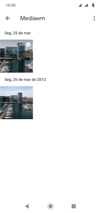 Pressione qualquer foto ou vídeo, e continue pressionando por um instante. Pressione qualquer foto ou vídeo, e continue pressionando por um instante.