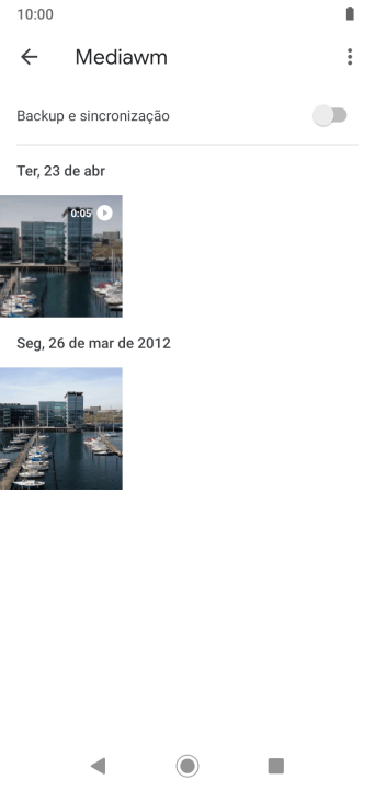 Pressione qualquer foto ou vídeo, e continue pressionando por um instante. Pressione qualquer foto ou vídeo, e continue pressionando por um instante.