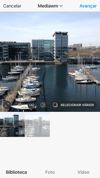 Pressione Biblioteca, e navegue até a foto ou vídeo desejado. Pressione Biblioteca, e navegue até a foto ou vídeo desejado.