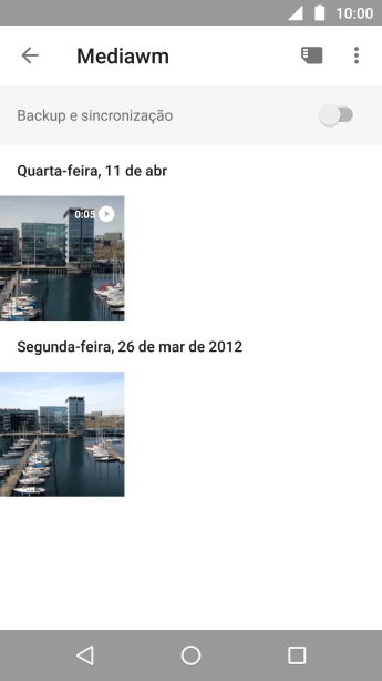 Pressione qualquer foto ou vídeo, e continue pressionando por um instante. Pressione qualquer foto ou vídeo, e continue pressionando por um instante.