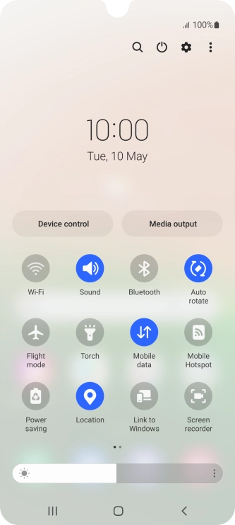 Press the mobile data icon to turn the function on or off. Press the mobile data icon to turn the function on or off.