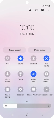 Press the mobile data icon to turn the function on or off. Press the mobile data icon to turn the function on or off.
