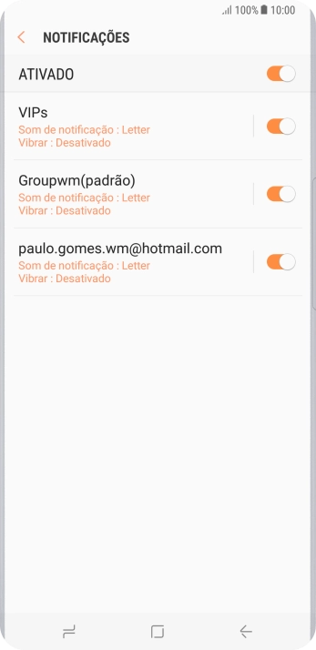 Pressione o indicador ao lado da conta de e-mail desejada para ativar ou desativar a função. Pressione o indicador ao lado da conta de e-mail desejada para ativar ou desativar a função.