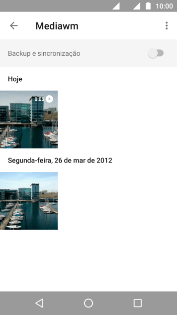Pressione qualquer foto ou vídeo, e continue pressionando por um instante. Pressione qualquer foto ou vídeo, e continue pressionando por um instante.