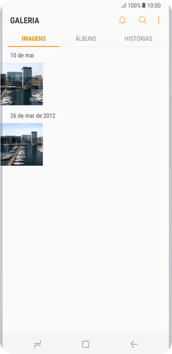 Pressione a foto ou o vídeo desejado, e continue pressionando por um instante. Pressione a foto ou o vídeo desejado, e continue pressionando por um instante.