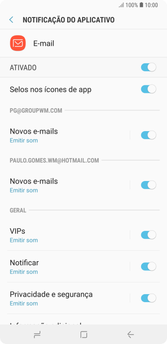 Pressione o indicador ao lado da conta de e-mail desejada para ativar ou desativar a função. Pressione o indicador ao lado da conta de e-mail desejada para ativar ou desativar a função.