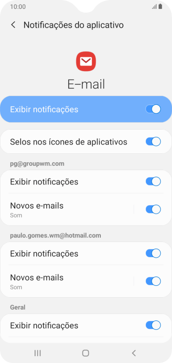 Pressione o indicador ao lado de “Exibir notificações” abaixo da conta de e-mail desejada para ativar ou desativar a função. Pressione o indicador ao lado de “Exibir notificações” abaixo da conta de e-mail desejada para ativar ou desativar a função.