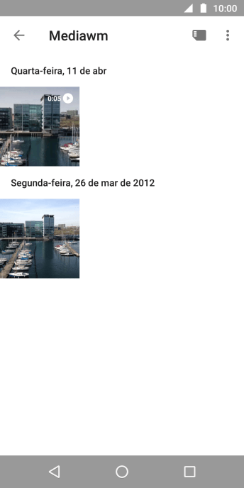 Pressione qualquer foto ou vídeo, e continue pressionando por um instante. Pressione qualquer foto ou vídeo, e continue pressionando por um instante.