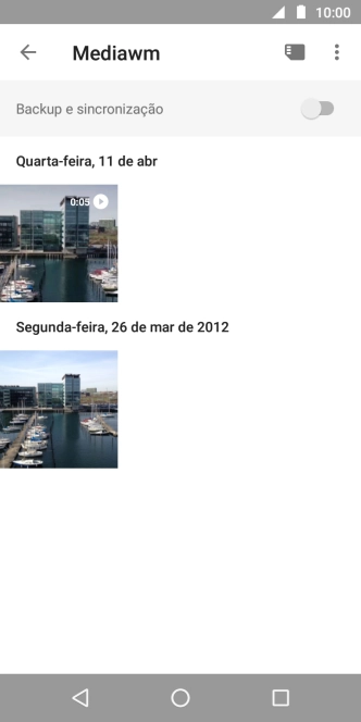 Pressione qualquer foto ou vídeo, e continue pressionando por um instante. Pressione qualquer foto ou vídeo, e continue pressionando por um instante.