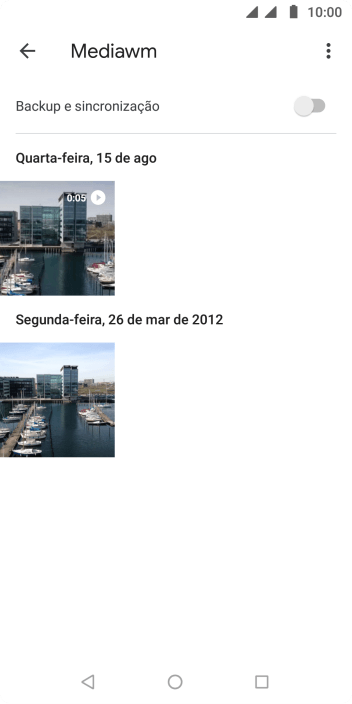 Pressione qualquer foto ou vídeo, e continue pressionando por um instante. Pressione qualquer foto ou vídeo, e continue pressionando por um instante.