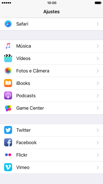 Pressione a rede social desejada ou a conta de e-mail desejada, e siga as instruções na tela para fazer o login e copiar os contatos. Pressione a rede social desejada ou a conta de e-mail desejada, e siga as instruções na tela para fazer o login e copiar os contatos.
