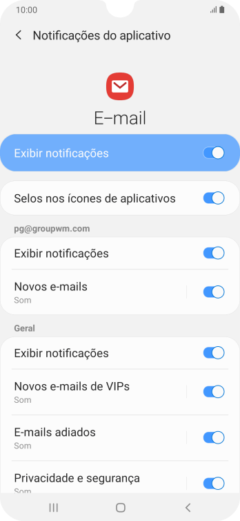 Pressione o indicador ao lado de “Exibir notificações” abaixo da conta de e-mail desejada para ativar ou desativar a função. Pressione o indicador ao lado de “Exibir notificações” abaixo da conta de e-mail desejada para ativar ou desativar a função.