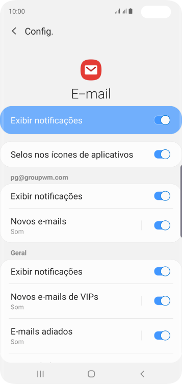 Pressione o indicador ao lado de “Exibir notificações” abaixo da conta de e-mail desejada para ativar ou desativar a função. Pressione o indicador ao lado de “Exibir notificações” abaixo da conta de e-mail desejada para ativar ou desativar a função.