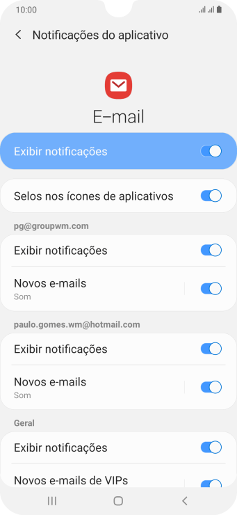 Pressione o indicador ao lado de “Exibir notificações” abaixo da conta de e-mail desejada para ativar ou desativar a função. Pressione o indicador ao lado de “Exibir notificações” abaixo da conta de e-mail desejada para ativar ou desativar a função.