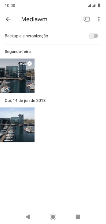 Pressione qualquer foto ou vídeo, e continue pressionando por um instante. Pressione qualquer foto ou vídeo, e continue pressionando por um instante.