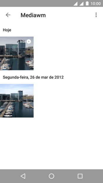Pressione qualquer foto ou vídeo, e continue pressionando por um instante. Pressione qualquer foto ou vídeo, e continue pressionando por um instante.