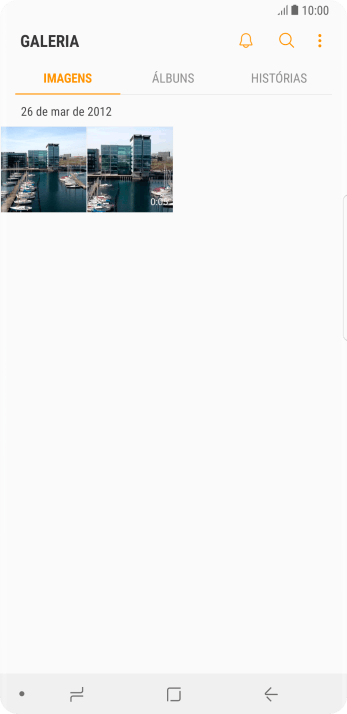 Pressione qualquer foto ou vídeo, e continue pressionando por um instante. Pressione qualquer foto ou vídeo, e continue pressionando por um instante.