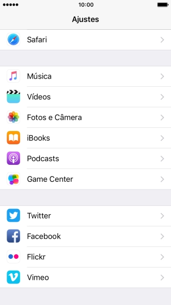 Pressione a rede social desejada ou a conta de e-mail desejada, e siga as instruções na tela para fazer o login e copiar os contatos. Pressione a rede social desejada ou a conta de e-mail desejada, e siga as instruções na tela para fazer o login e copiar os contatos.