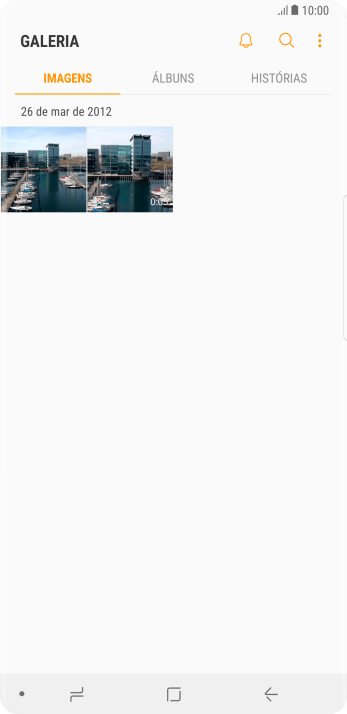 Pressione qualquer foto ou vídeo, e continue pressionando por um instante. Pressione qualquer foto ou vídeo, e continue pressionando por um instante.