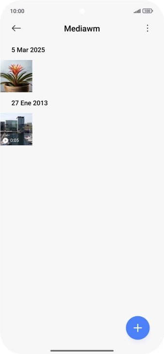Mantén pulsados una fotografía o un vídeo durante unos instantes. Mantén pulsados una fotografía o un vídeo durante unos instantes.