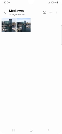 Mantén pulsado una fotografía o un vídeo durante unos instantes. Mantén pulsado una fotografía o un vídeo durante unos instantes.