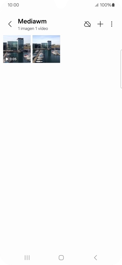 Mantén pulsado una fotografía o un vídeo durante unos instantes. Mantén pulsado una fotografía o un vídeo durante unos instantes.