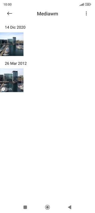 Mantén pulsados la fotografía o el videoclip deseados durante unos instantes. Mantén pulsados la fotografía o el videoclip deseados durante unos instantes.