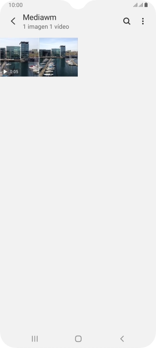 Mantén pulsados la fotografía o el videoclip deseados durante unos instantes. Mantén pulsados la fotografía o el videoclip deseados durante unos instantes.