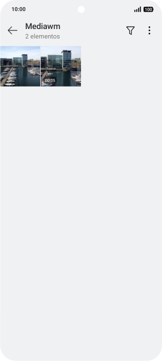 Mantén pulsado una fotografía o un vídeo durante unos instantes. Mantén pulsado una fotografía o un vídeo durante unos instantes.