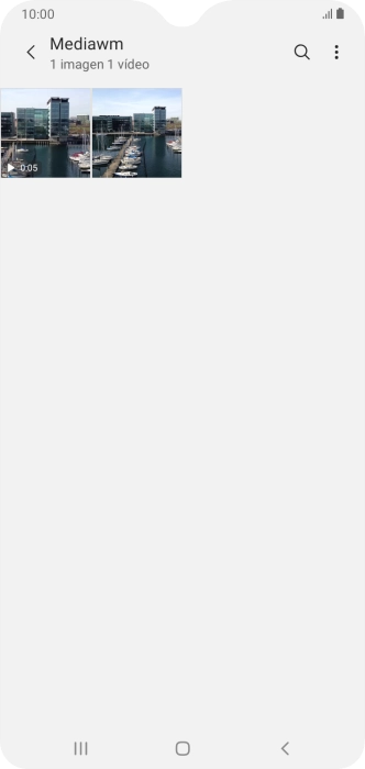 Mantén pulsados la fotografía o el videoclip deseados durante unos instantes. Mantén pulsados la fotografía o el videoclip deseados durante unos instantes.