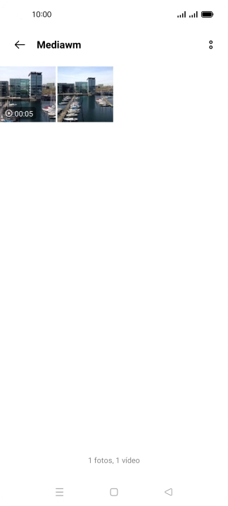 Mantén pulsados la fotografía o el videoclip deseados durante unos instantes. Mantén pulsados la fotografía o el videoclip deseados durante unos instantes.