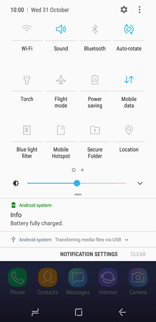 Press the mobile data icon to turn the function on or off.