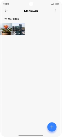 Mantén pulsados una fotografía o un vídeo durante unos instantes.