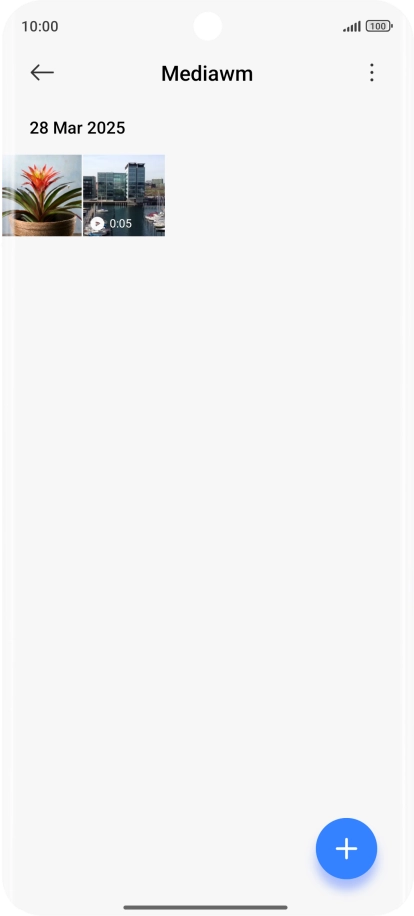 Mantén pulsados una fotografía o un vídeo durante unos instantes.