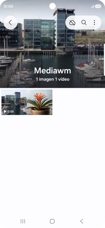 Mantén pulsados una fotografía o un vídeo durante unos instantes.