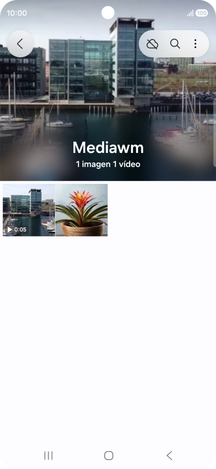 Mantén pulsados una fotografía o un vídeo durante unos instantes.