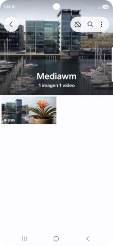 Mantén pulsados una fotografía o un vídeo durante unos instantes.