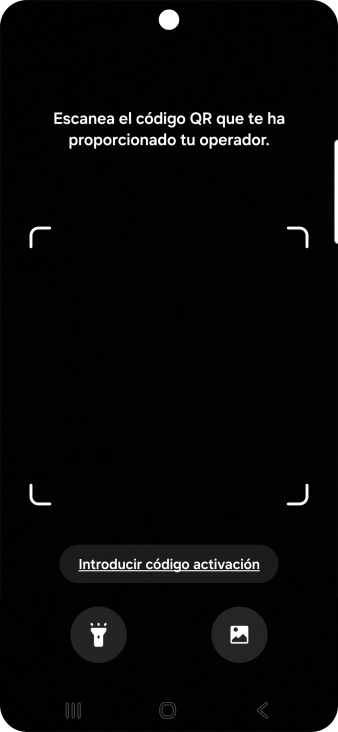 Coloca el código QR dentro del marco de la cámara del teléfono para escanearlo.