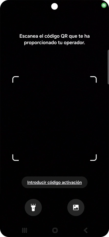 Coloca el código QR dentro del marco de la cámara del teléfono para escanearlo.