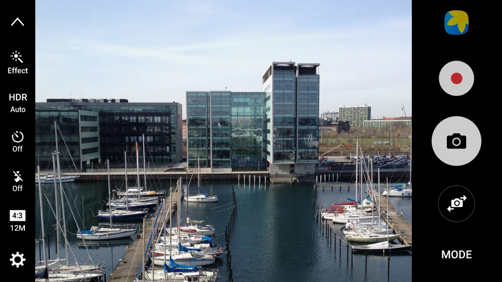 Press the flash icon repeatedly to select the required setting.